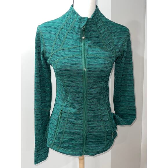 Lululemon Set: Define Jacket Sz 6, Black Capris Sz 4 & Shopping Bag - Picture 4 of 17